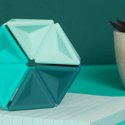 Speks Pivot silicone desk fidget toy green